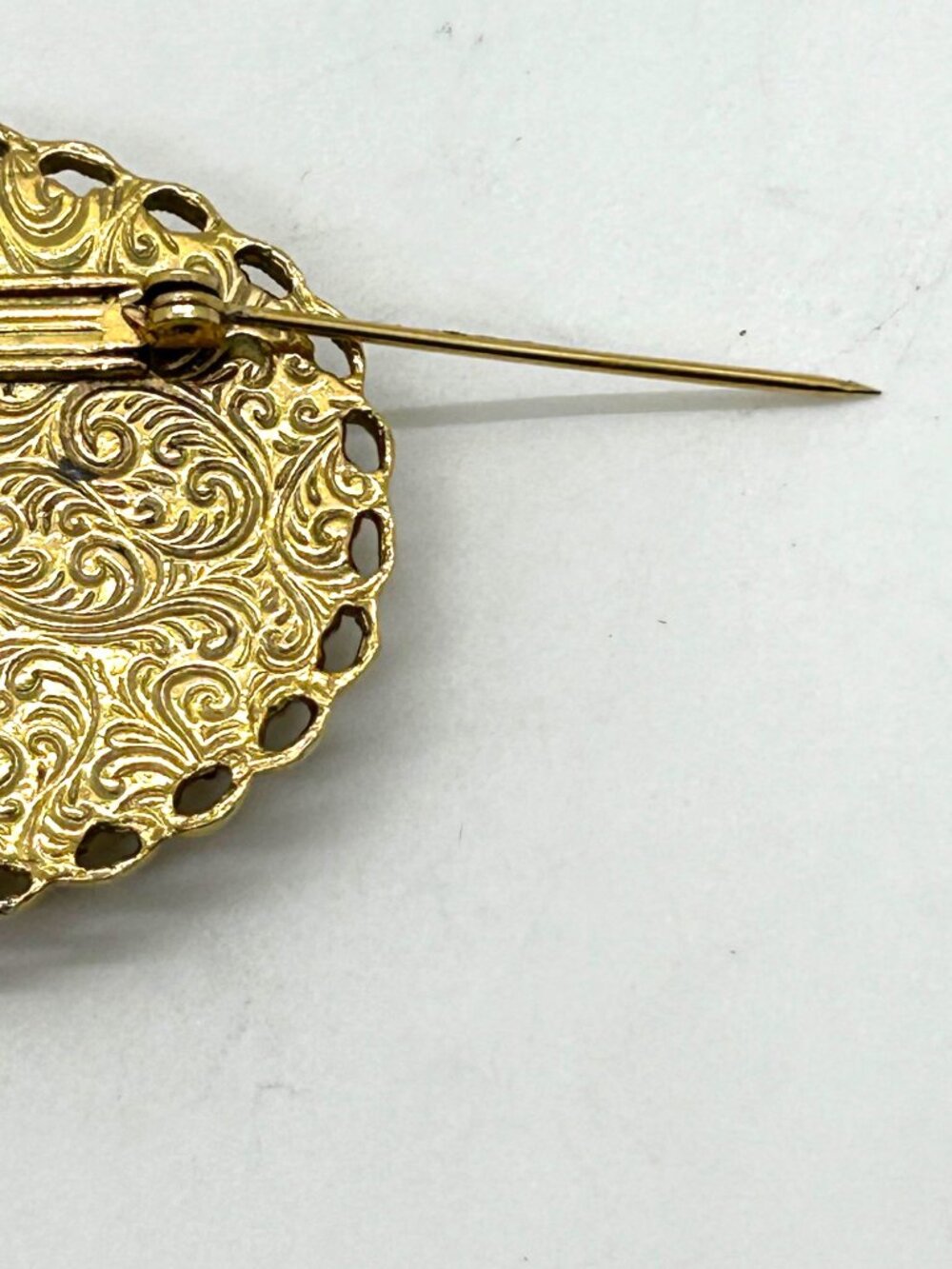 1928 Lotus Flower Brooch Oval Cameo Gold-Tone Filigree Frame Vintage Floral Desi - Picture 7 of 10